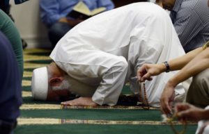 Untuk Anda yang Suka Meninggalkan Sholat, Baca Ini Kalau berani