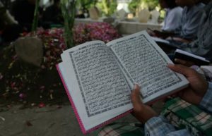 Kisah Mayat yang Membaca Al-Qur’an di Dalam Kubur