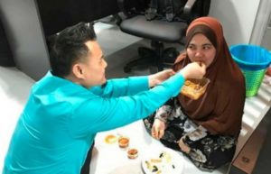 Suami, Suapilah Istri dan Anakmu Saat Makan, Lalu Lihat Bagaimana Rejeki Datang Melimpah Pada Keluarga