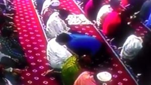 Video Detik-detik Seorang Pria Meninggal Kala Tengah Bersujud Salat Isya Berjemaah