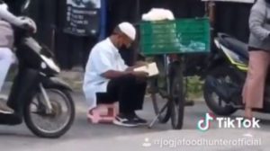 Penjual Kerupuk di Jogja Ini Viral, Karena Tunggu Pembeli Sambil Baca Al-Qur’an