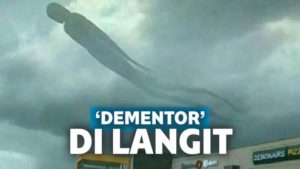 Tiba-tiba Warga Berlarian Menyelamatkan Diri Setelah Ngeliat Penampakan Aneh di Langit Sepanjang 100 Meter Ini