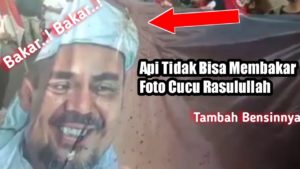 Berikut Video Pendemo Tak Bisa Bakar Baliho Bergambar Habib Rizieq Sihab Hingga Akhirnya Merobeknya