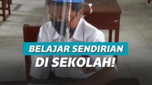 Siswa SMP Ini Tetap Masuk Sekolah Seorang Diri Selama Corona