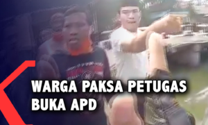 Viral Warga Paksa Petugas Covid-19 Lepas Baju APD