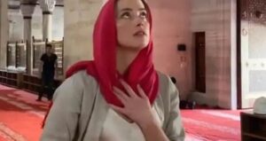 Kunjungi Masjid Sembari Pamer Area Sensitif, Artis Amber Heard Dikecam Umat Muslim