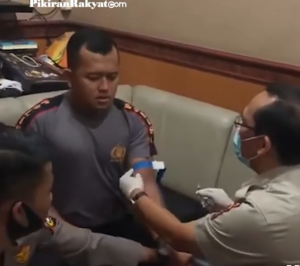 Video Polisi Berbadan Kekar Tak Berkutik Lihat Jarum Suntik, Memberontak di Depan Dokter