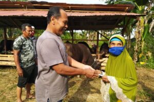 Menabung Selama 15 Tahun, Nenek 77 Tahun Ini Akhirnya Bisa Berkurban, “Dunia Tidak Ada Apa-apanya, Nak, Akhirat yang Penting”