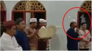 Penampakan Pocong Melayang Saat Warga Shalawatan Bikin Merinding