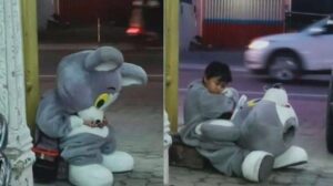 Bantu Ekonomi Keluarga, Bocah Cilik ini Harus Bangun Pagi Buta untuk Jadi Badut di Jalanan