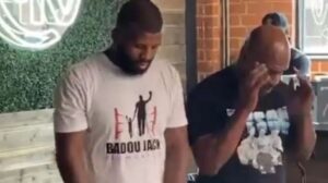 Liat Khusyu’nya Mike Tyson dan Badou Jack Salat Berjamaah di Lobi Kantor