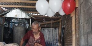 Kisah Kakek Disabilitas Penjual Balon, Hidup Susah Tapi Rajin Beri Makan Anak Jalanan