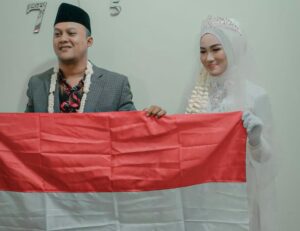 Menikah di Bulan Kemerdekaan, Pria Ini Jadikan Bendera Merah Putih sebagai Mahar