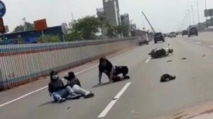 Terpental Nyaris Dilindas Mobil, Viral 3 Remaja Kecelakaan Saat Nekat Ngebut Masuk Jalan Tol