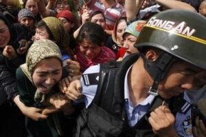 Muslim Uighur Dibelenggu Rantai hingga Dicekoki Obat oleh Polisi China, Malaysia Tegas Tak Bakal Kembalikan Pengungsi meski Presiden Xi Jinping Memohon!