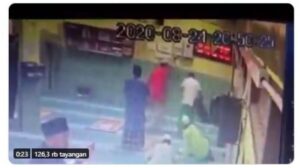 Tak Sengaja Injak Tangan Jemaah, Pria Ini Ditampar Hingga Wajah Ditendang, Berikut Videonya