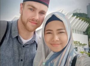 Cerita Bule Amerika Masuk Islam dan Nikahi Gadis Berhijab Asal Cilacap