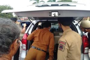 Astaghfirulloh ada “Mobil Goyang”, Pasangan beda Jenis Bermaksiat di Halaman Masjid Raya