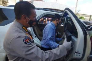 Suami Istri Pengendara Mobil Mewah Ini Mencurigakan, Lantas Dicegat Polisi, Ketika Diperiksa Ternyata