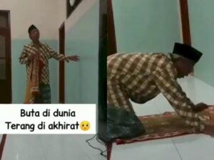 Kakek Ini Buta, Tapi Rajin Salat Meski Harus Meraba-raba Dinding Masjid, Mari Lihat dan Tiru