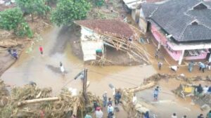 Nekat, Ibu Loncat dari Atap ke Atap, Selamatkan 5 Anak Terjebak Banjir Sukabumi