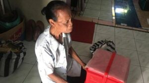 Kasihan Nenek Penjual Jajanan ini Ditipu Oleh Pembelinya, Uang Rp 400 Ribu Hilang dan Pulang Jalan Kaki