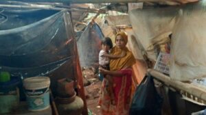 Kisah Pilu Janda 3 Anak Tinggal di Rumah Reyot Samping Makam Suami, Kalajengking & Ular Kerap Masuk