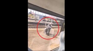 Astaga, Polisi Tendang & Injak Kepala Penumpang Kereta yang Tak Mau Pakai Masker