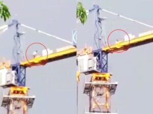 Salut! Pria Ini Tetap Salat Saat Berada di Atas Crane