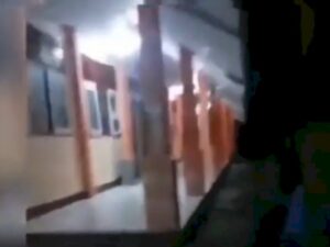Sekolah Terdengar Ramai Padahal Lama Kosong, Netizen Salfok ke Penampakan di Depan Kelas