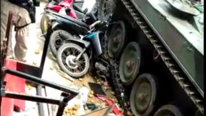 Waduh, Tank TNI Gilas Gerobak Gorengan dan Motor, Kok Bisa? Simak Videonya Berikut Ini