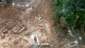 Serem, Masih Terbungkus Kain Kafan, Sejumlah Jasad Hanyut Diterjang Banjir