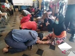 Belasan Remaja Pelaku Tawuran Dihukum Cium Kaki Orangtua
