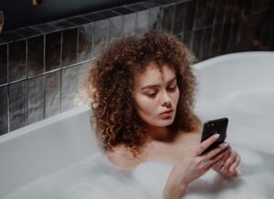 Gara-gara Mandi Bawa Handphone, Seorang Wanita Ditemukan Tewas Dalam Bathtub