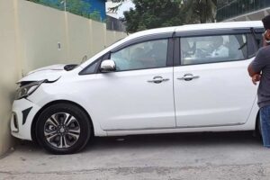 Hendak Keluar dari Diler, Pria Ini Tabrakkan Mobil Barunya ke Tembok