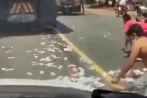 Uang Rp 94 Juta Jatuh dari Tas dan Berhamburan di Jalan Raya, Jadi Rebutan Warga dan Viral di Medsos