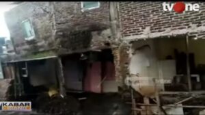 Detik-detik Tiga Rumah di Bandung Ambruk Diterjang Air Sungai