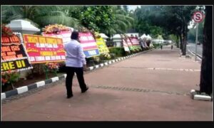 Wuih, Bubarkan FPI, Kantor Kemenko Polhukam Dibanjiri Karangan Bunga Dukungan