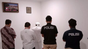 Habib Rizieq Jadi Imam Salat di Polda Metro, Netizen: Pas Salat Diakui Sebagai Imam