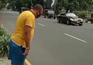 Viral Pria Bungkukkan Badan dan Tundukkan Kepala saat Mobil RI-1 Melintas