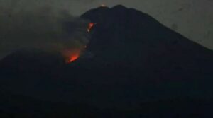 Viral, Video Warga Santuy Lihat Semeru Erupsi, Netizen: Orang Korut Minder