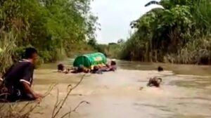 Viral Video Keranda Isi Mayat Dihanyutkan ke Sungai untuk Dimakamkan, Ini Alasannya