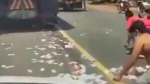 Uang Rp 94 Juta Berhamburan di Jalan Raya, Jadi Rebutan Warga, Ada yang Kembalikan Sebagian