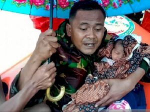 Momen Menegangkan Saat Prajurit TNI Selamatkan Bayi Usia 4 Hari Terjebak Banjir di Aceh