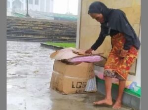 Nenek Sebatang Kara Pilih Kehujanan Ketimbang Tidur Dalam Masjid, Alasannya Menohok