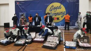 Penampakan Tumpukan Uang Diduga Suap Bansos Corona dalam Koper