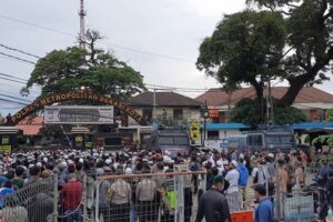 Ratusan Pendukung Habib Rizieq Datangi Mapolrestro Bekasi Kota Minta sang Imam Dibebaskan
