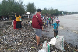 Fenomena Langka Muncul di Kendal, Berceceran, Ratusan Warga Berebutan