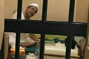 Senyum Habib Rizieq dari Balik Jeruji Besi Polda Metro Jaya