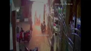 Video Detik-detik Pria Paruh Baya Lempar Bom Molotov ke Masjid di Cengkareng, Aksinya Terekam CCTV
